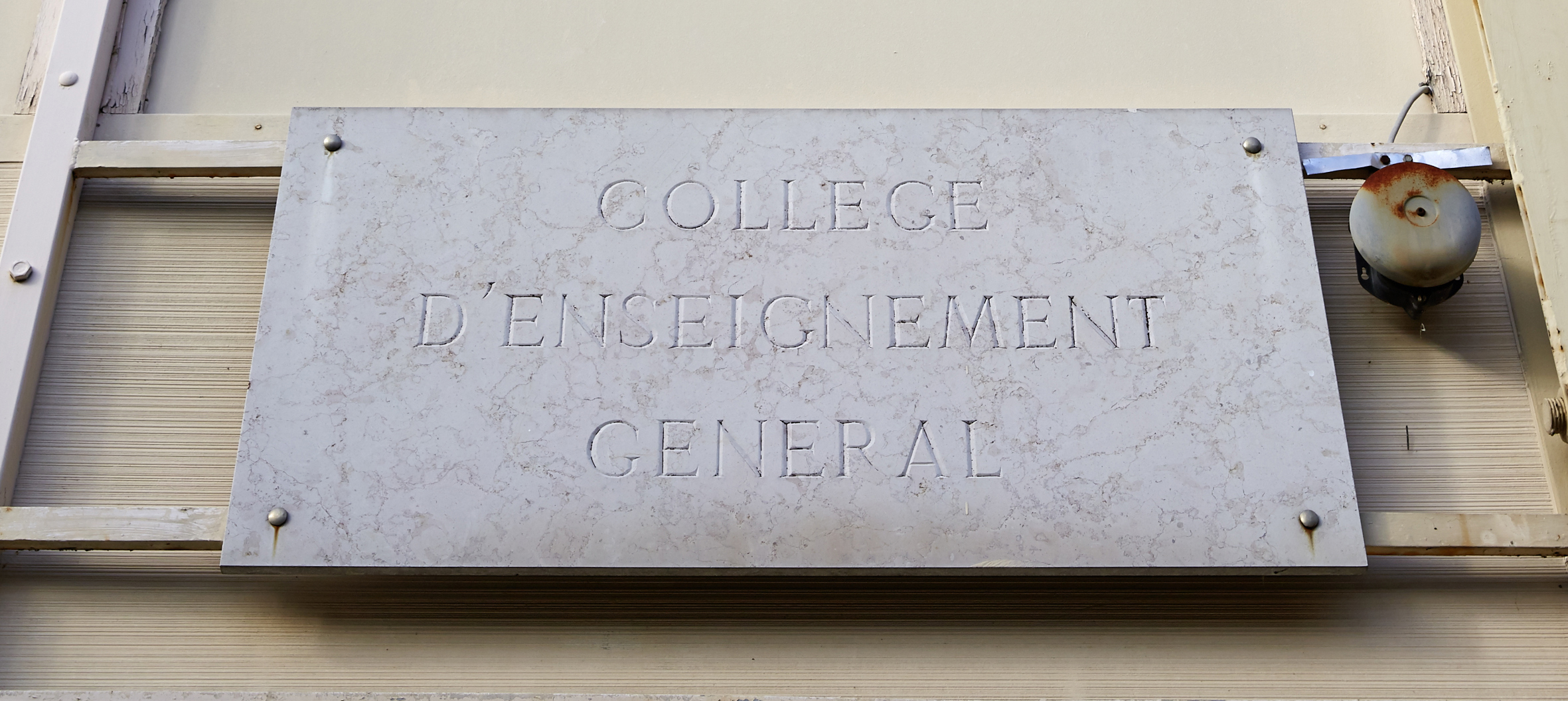 Ancien collège d’Orlinde à Bretenoux : plaque en marbre portant le titre du collège au moment de sa création en 1965 (photo Nelly Blaya, 2013).