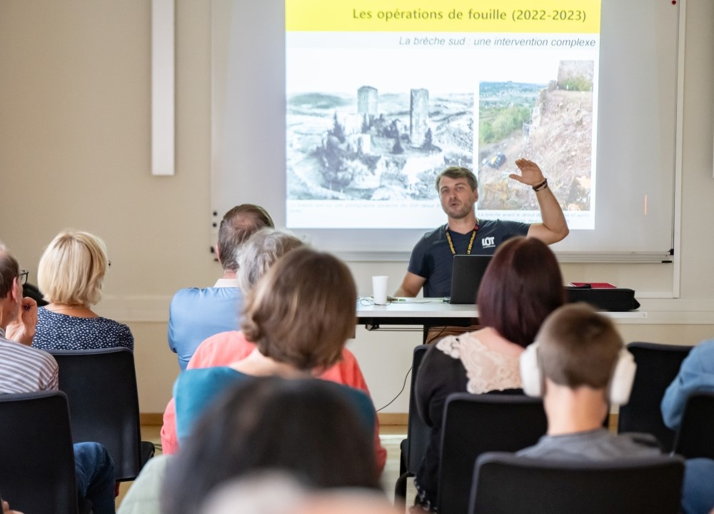 Conférence sur les découvertes archéologiques du château de Saint-Laurent-les-Tours par les archéologues du Département du Lot à Saint-Céré.
