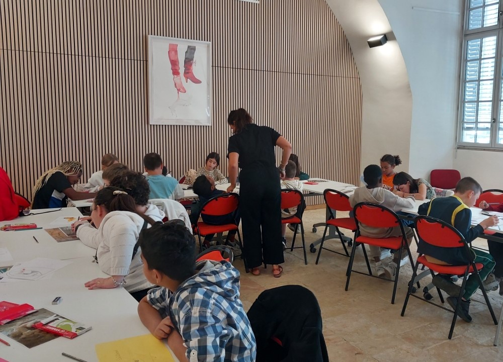 Visite et atelier autour de la sculpture romane pour le public scolaire à la cité Bessières à Cahors.