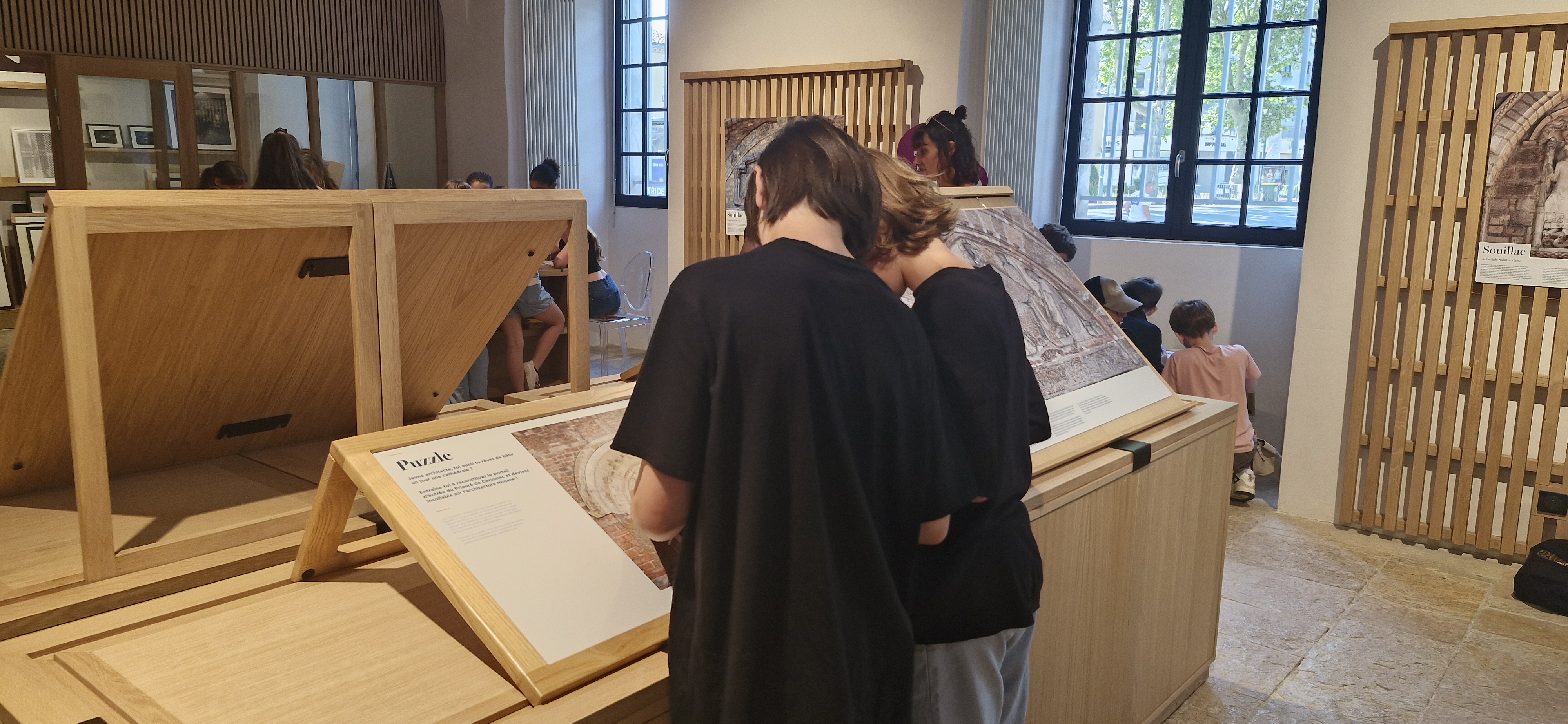 Visite de l'exposition par des collégiens, juin 2025 (©Département du Lot ).
