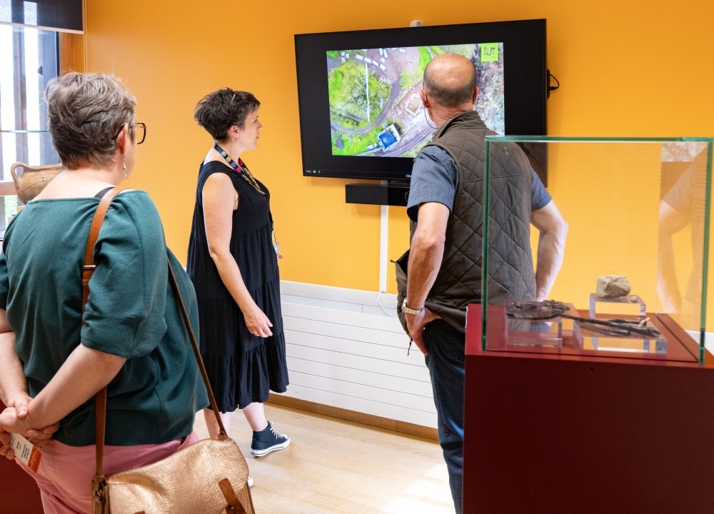 Visite de l'exposition "Les Tours de Saint-Laurent. HIstoire d'un château millénaire" à Saint-Céré.