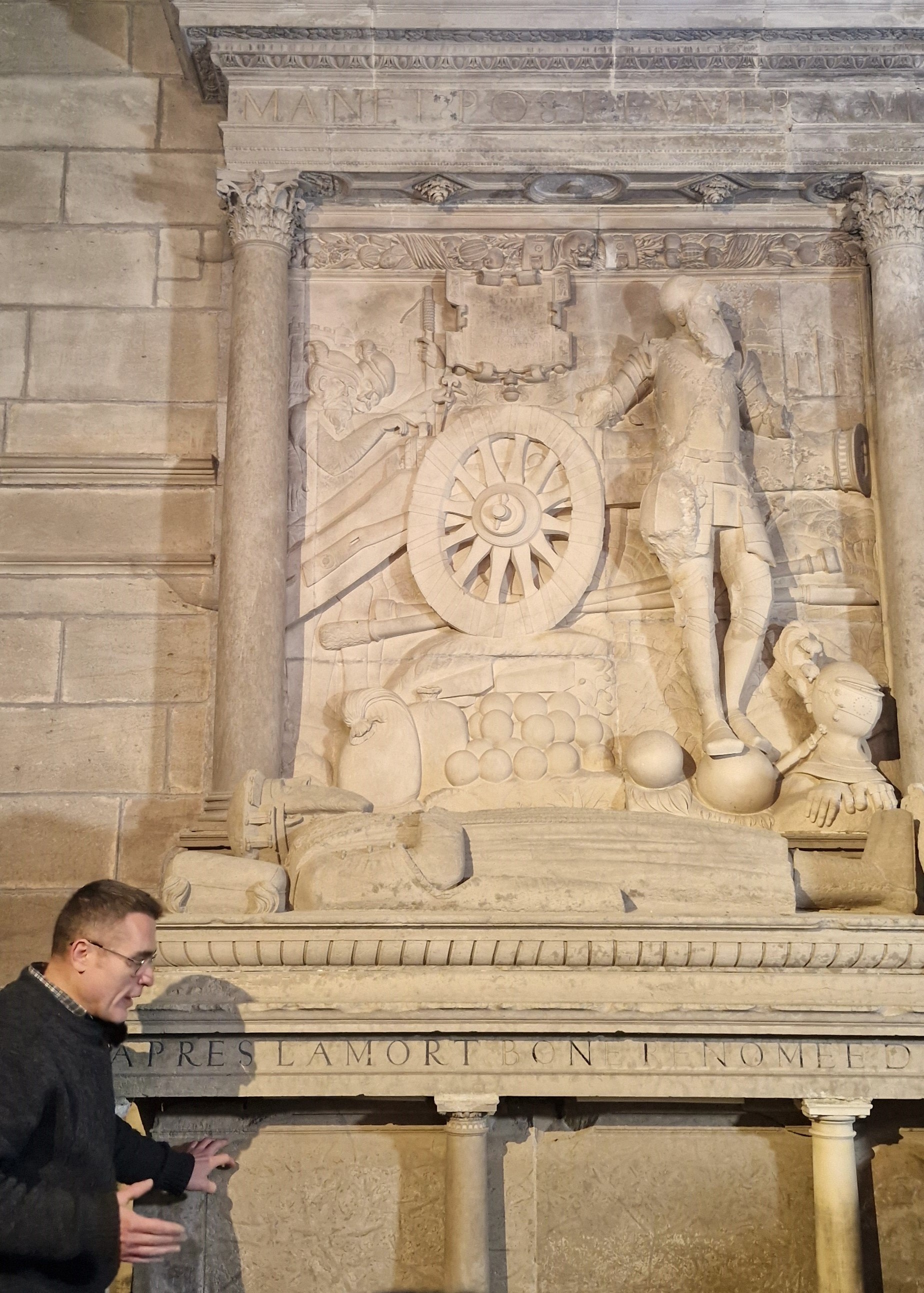 Le restaurateur présente le tombeau de Galiot à Assier ©Cindy Pulimeni, Département du Lot