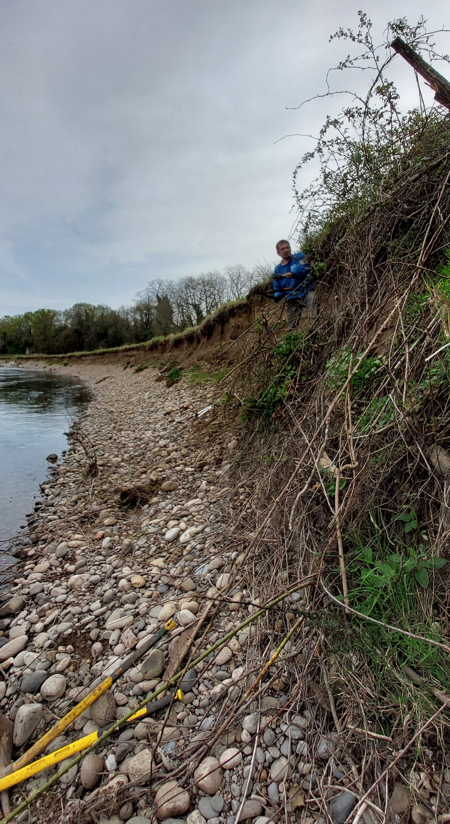 Technicien en train de restaurer la berge @ Conseil départemental du Lot