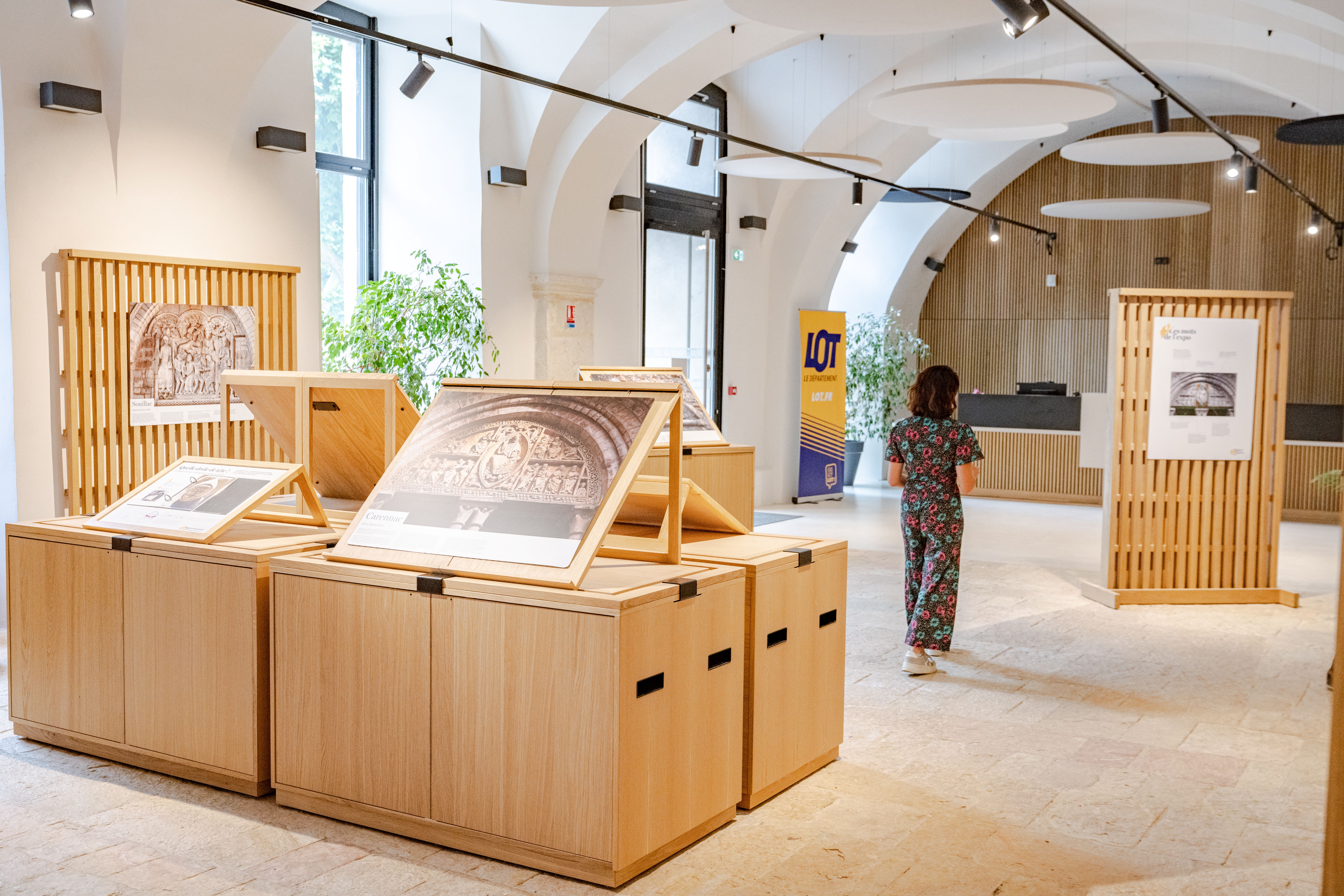 L'exposition "Figures de pierre", dans le hall de Bessières (Jean-Baptiste Dos Ramos, 2025 © Département du Lot).