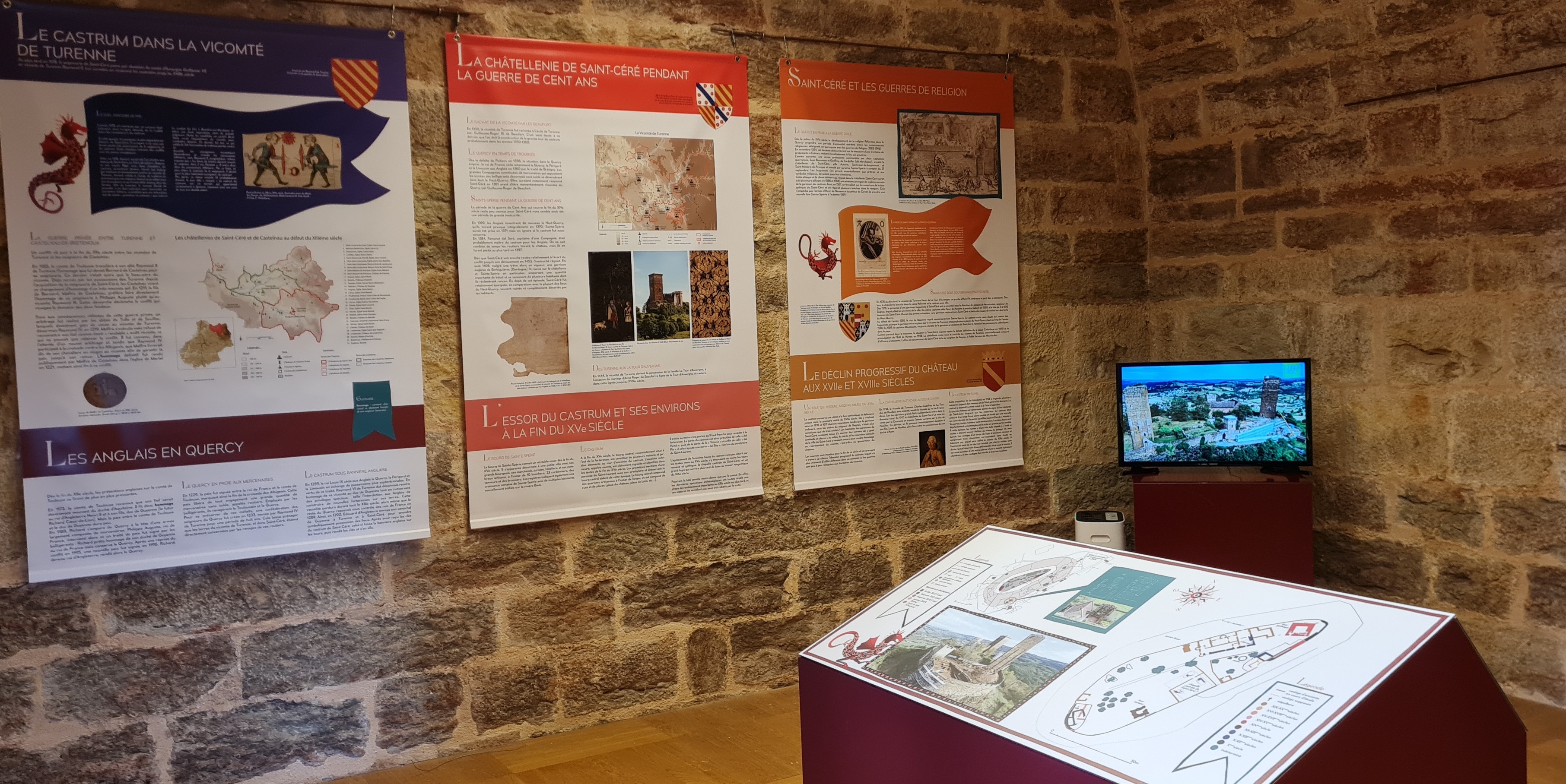 Exposition "Un château millénaire" dans la tour maitresse du château de Saint-Laurent-les Tours©Département du Lot