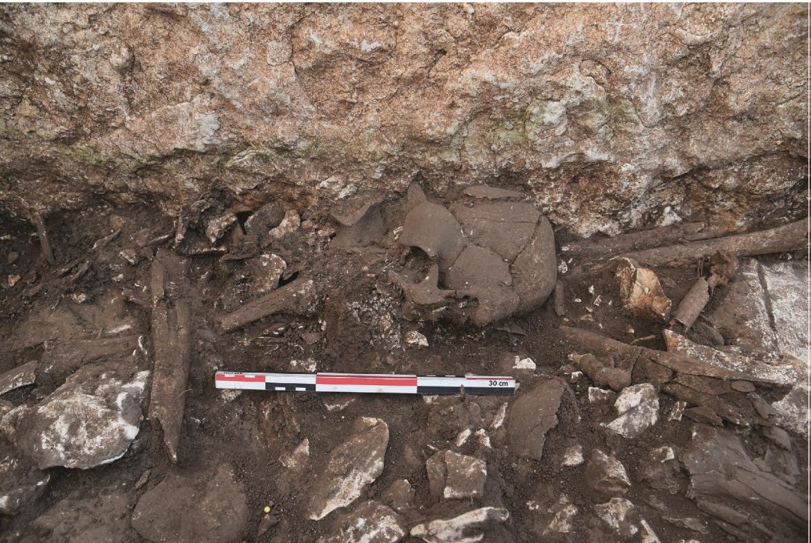 Sépulture retrouvée à l'intérieur d'un dolmen lotois - crâne et os © Vincent Ard